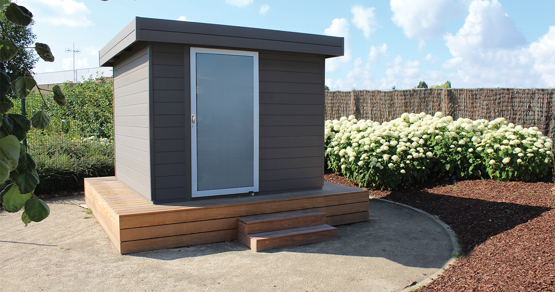 Abri de jardin aménagé en atelier et espace de détente