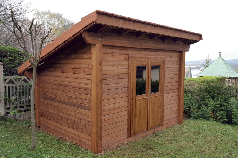 Abri de jardin en bois conçu par Rodet Paysages pour le rangement extérieur
