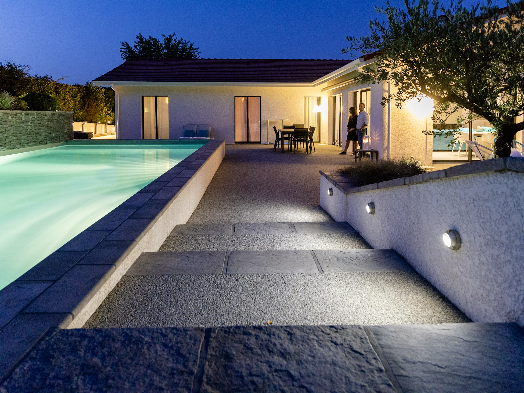 Luminaires LED intégrés dans un jardin moderne