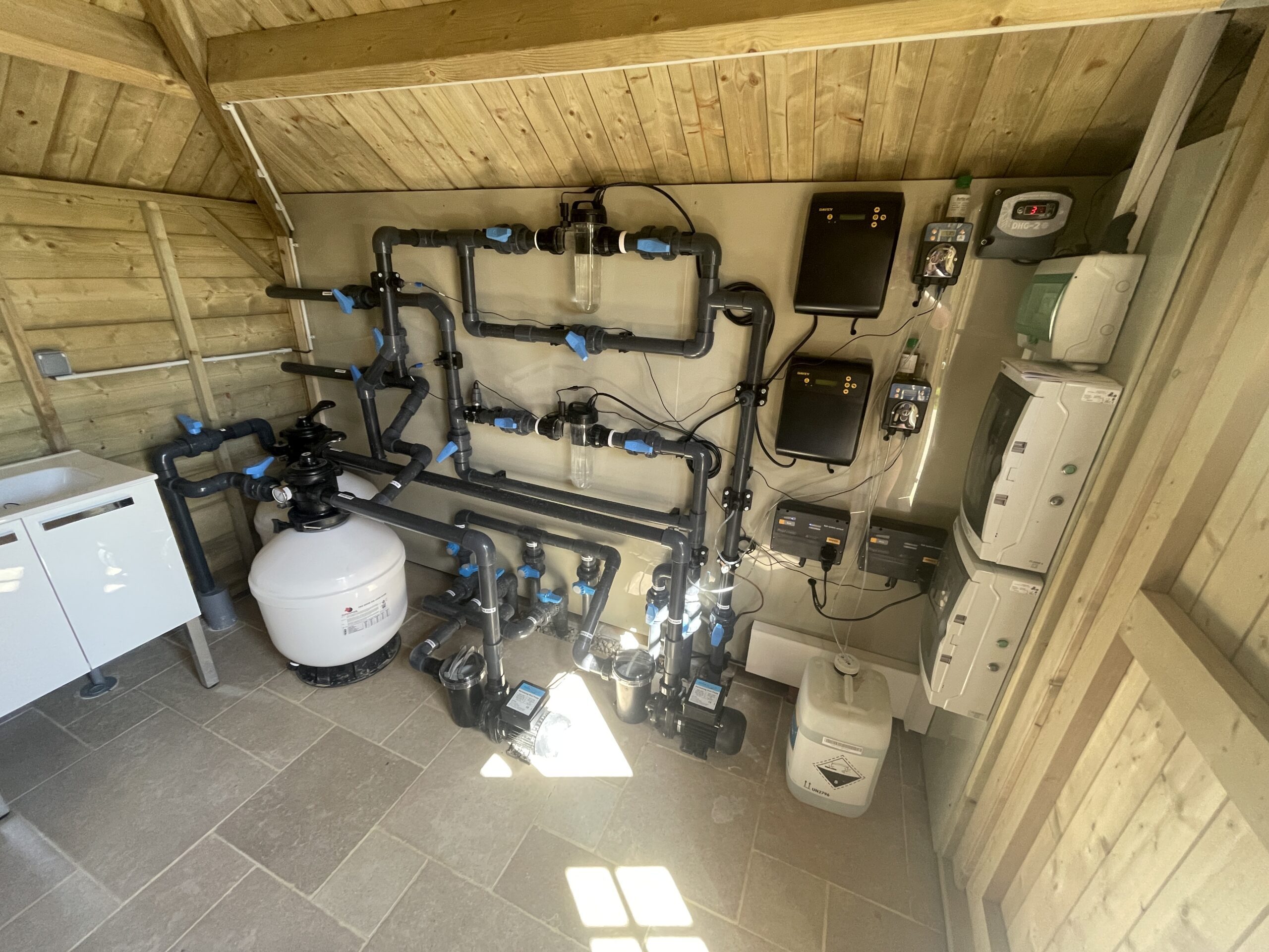 Local technique avec système de filtration de piscine et pompe