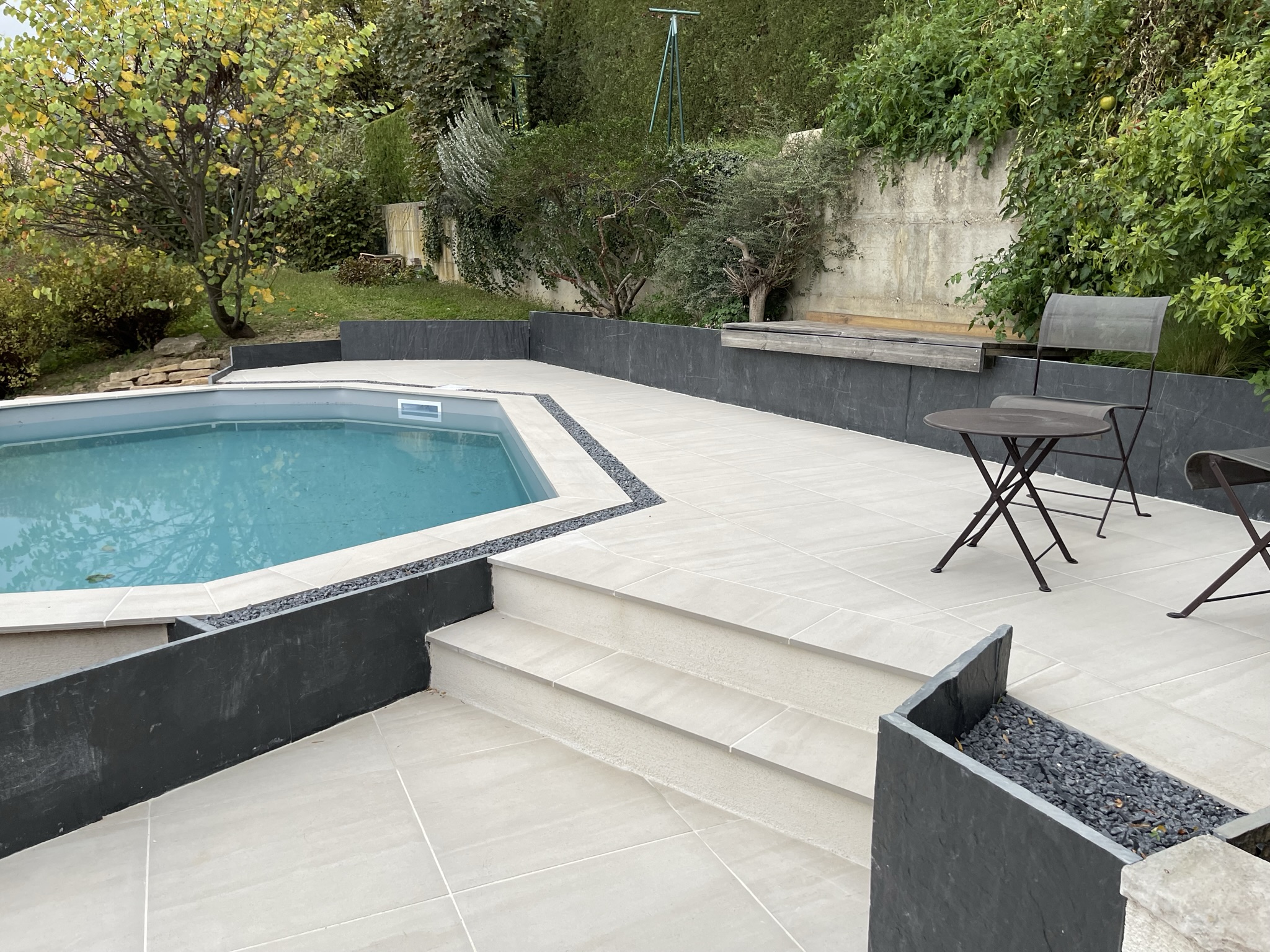 Jardin moderne avec piscine réalisé en Isère par Rodet Paysages