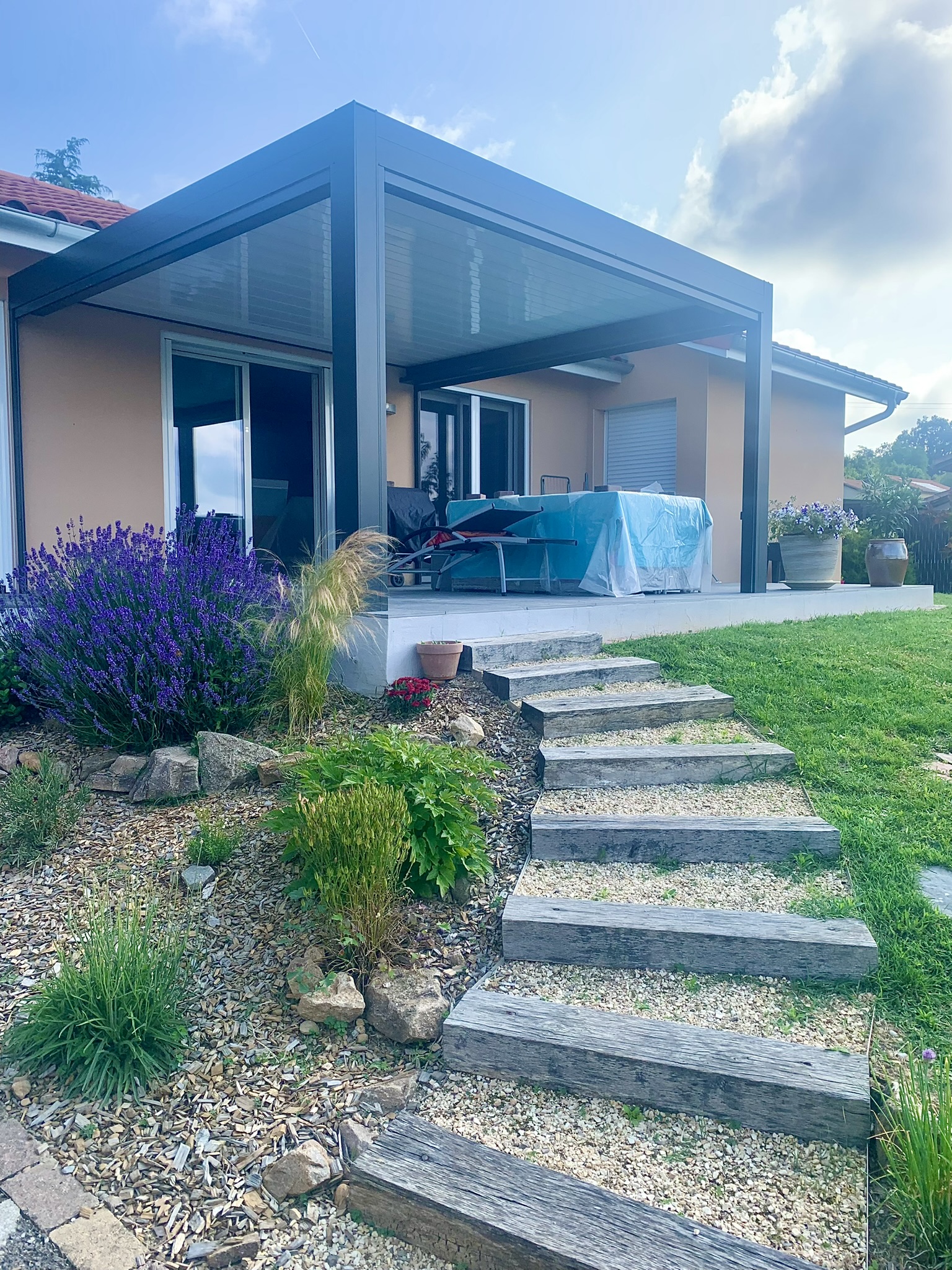 Pergola bioclimatique en aluminium installée par Rodet Paysages