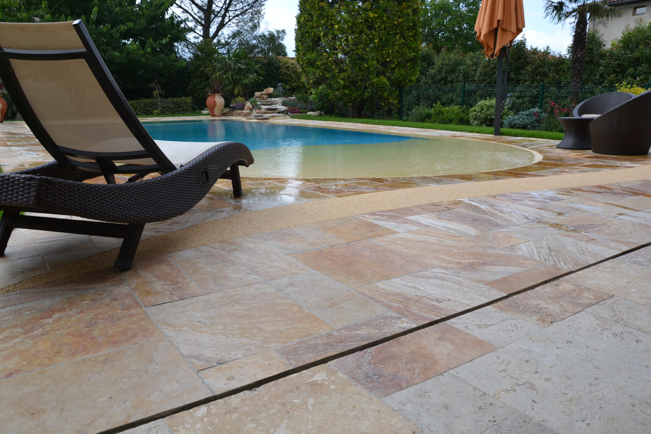 Piscine sur-mesure en béton sur-mesure avec plage immergée