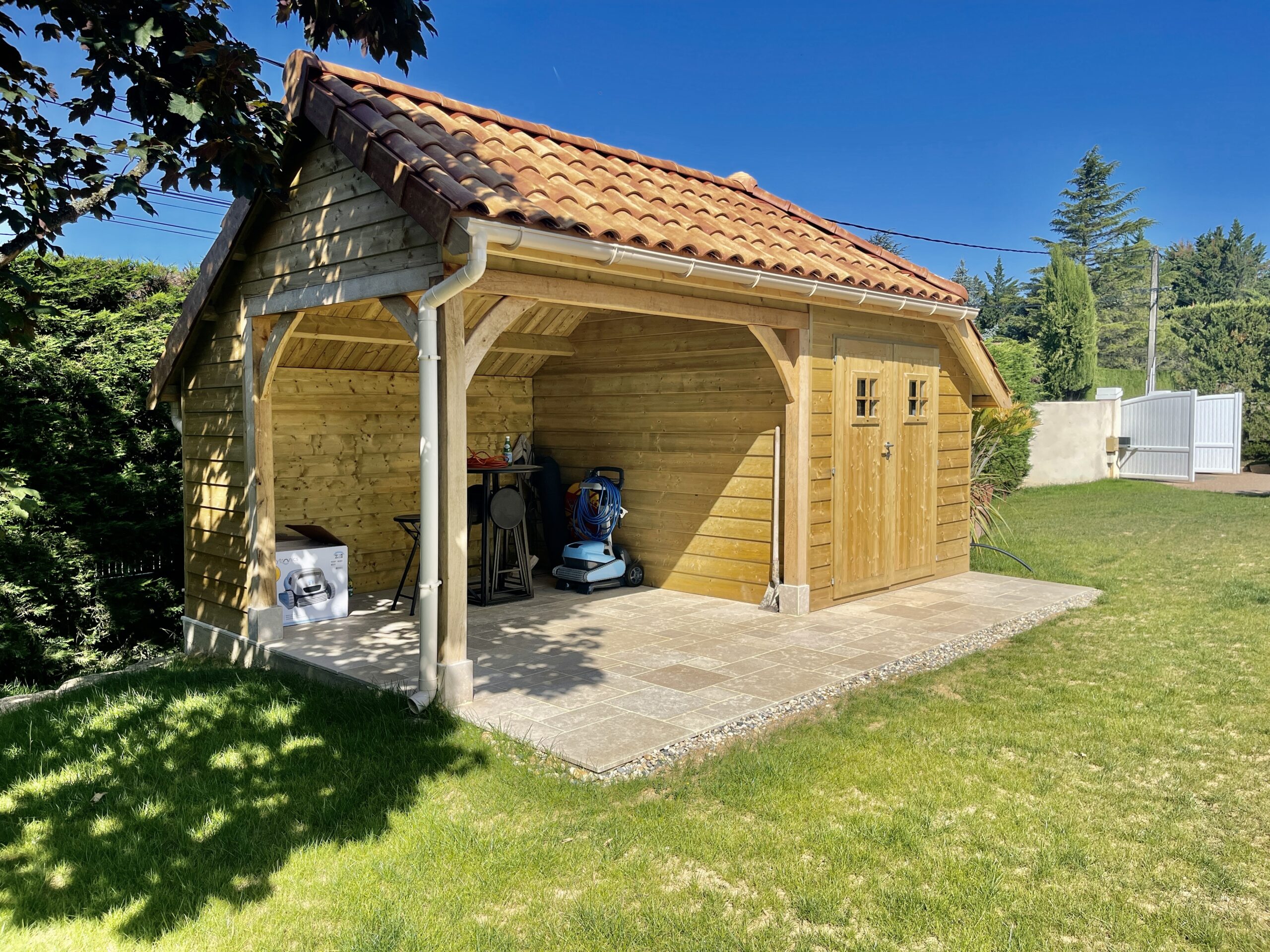 Poolhouse design en bois avec espace détente et rangement