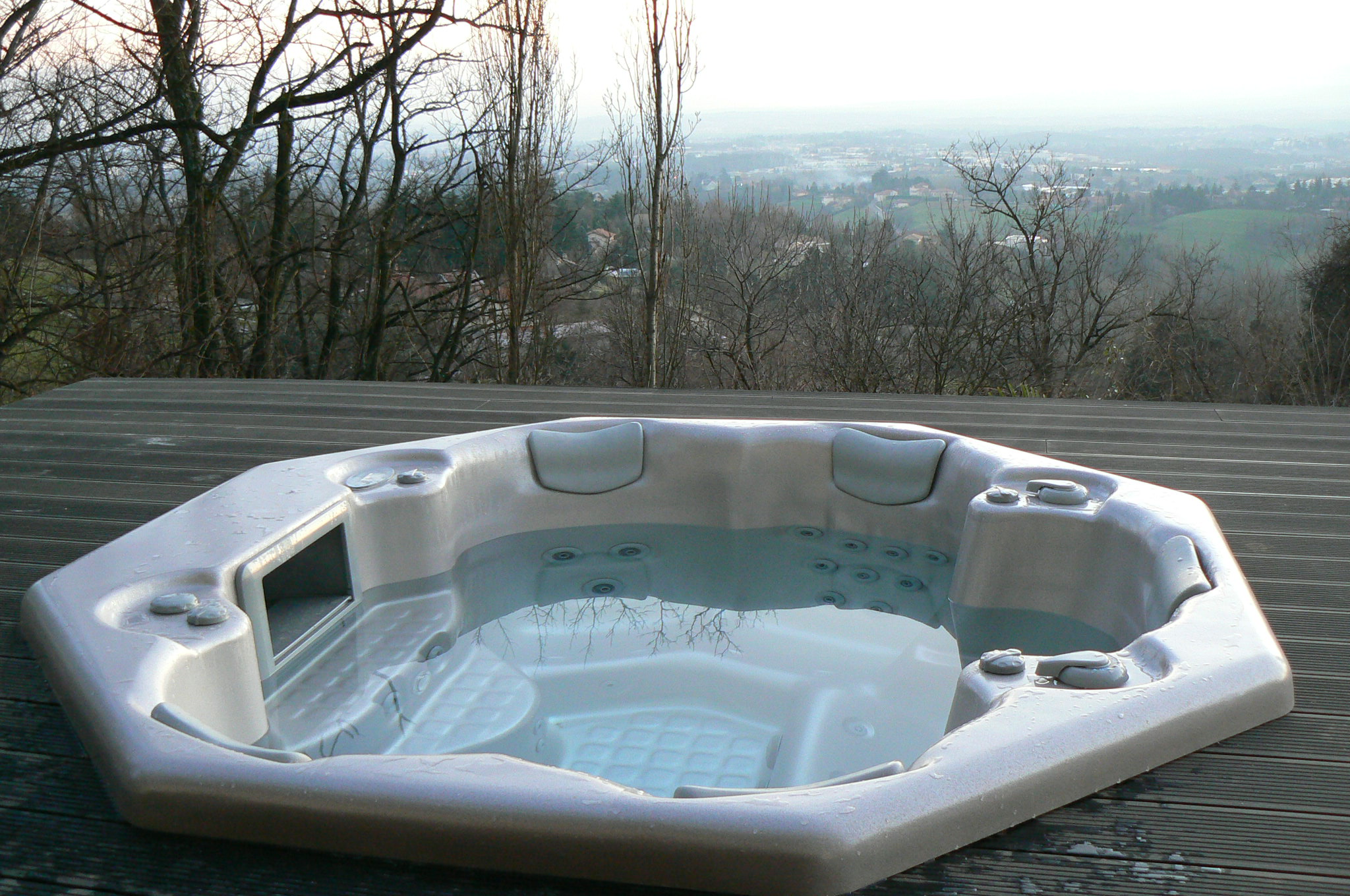 Installations de Spas extérieur encastré avec éclairage LED et entourage en bois