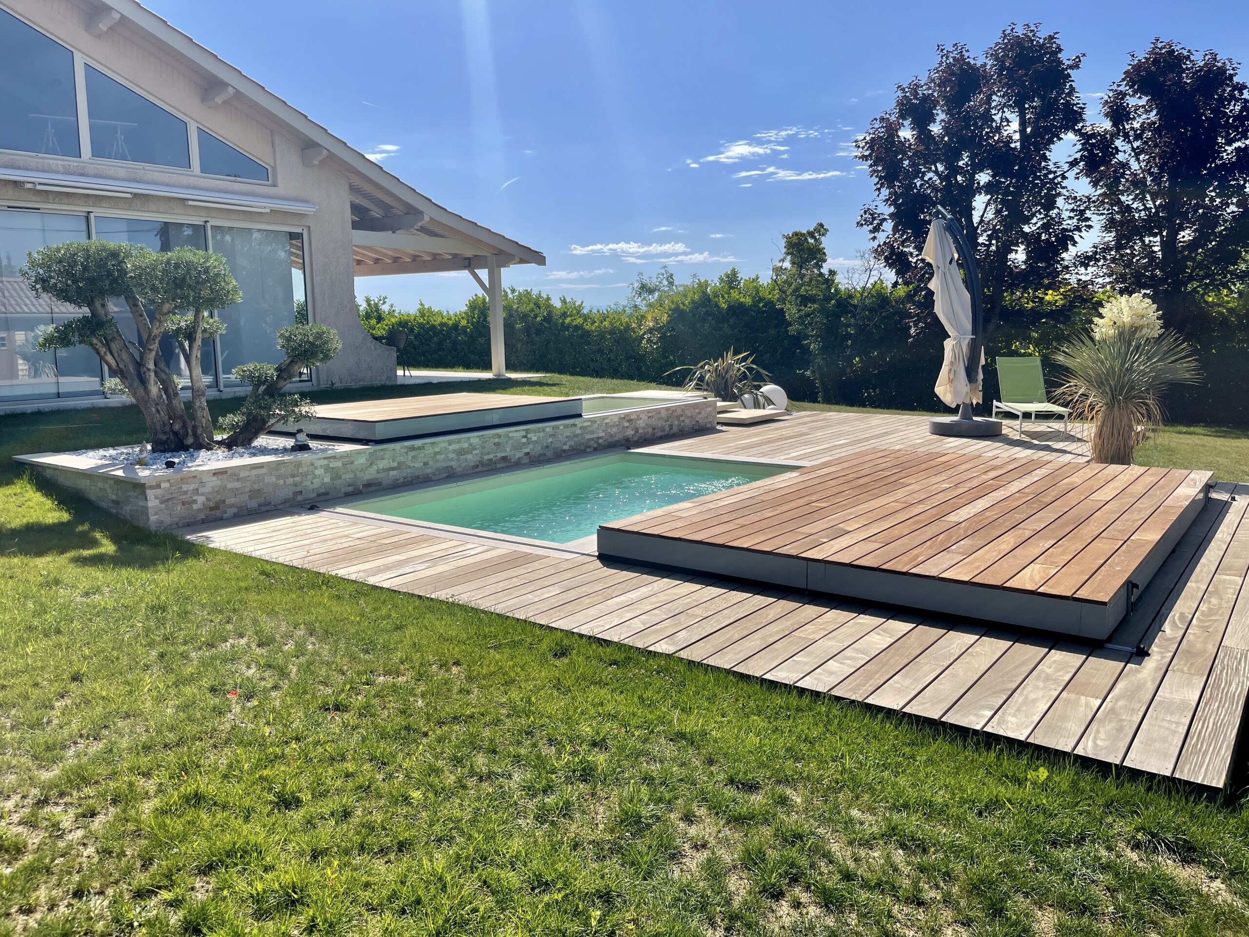 Nos Terrasses coulissantes en bois recouvrent avec style vos piscines