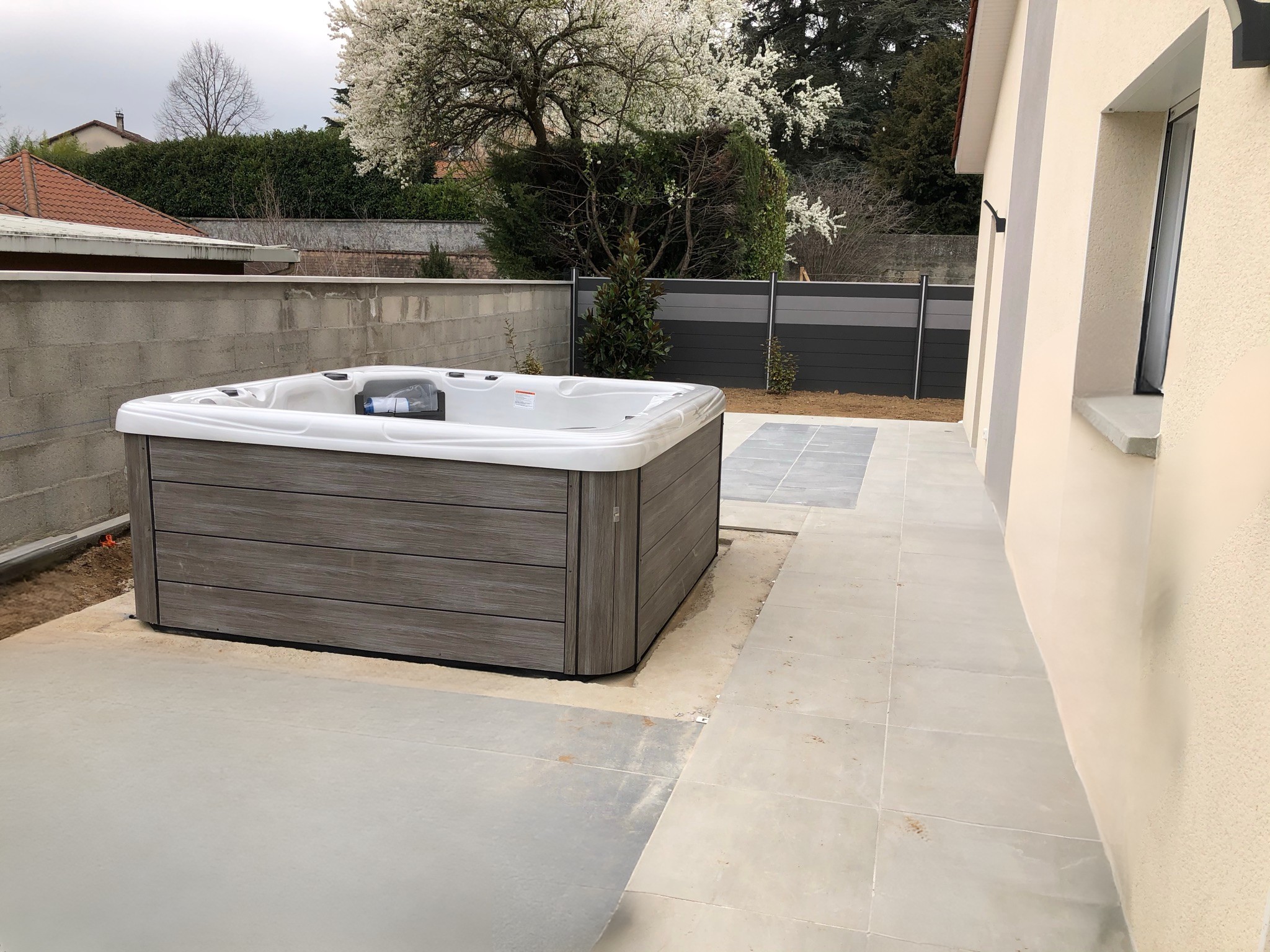 Installations de Spas extérieur encastré avec éclairage LED et entourage en bois