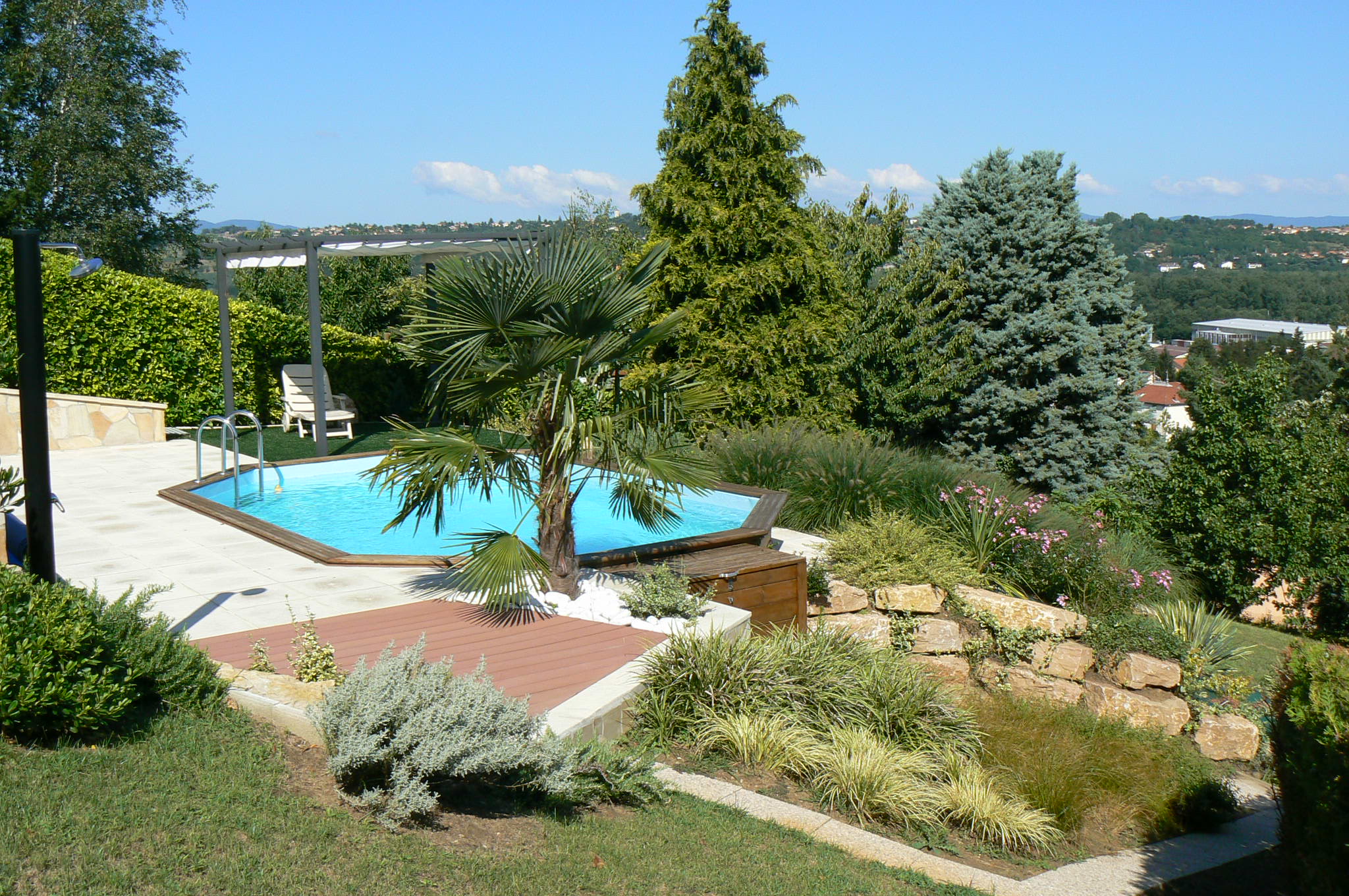 Piscines et spas : Piscine hors-sol avec terrasse, bardage et escalier en bois réalisée par Rodet Paysages