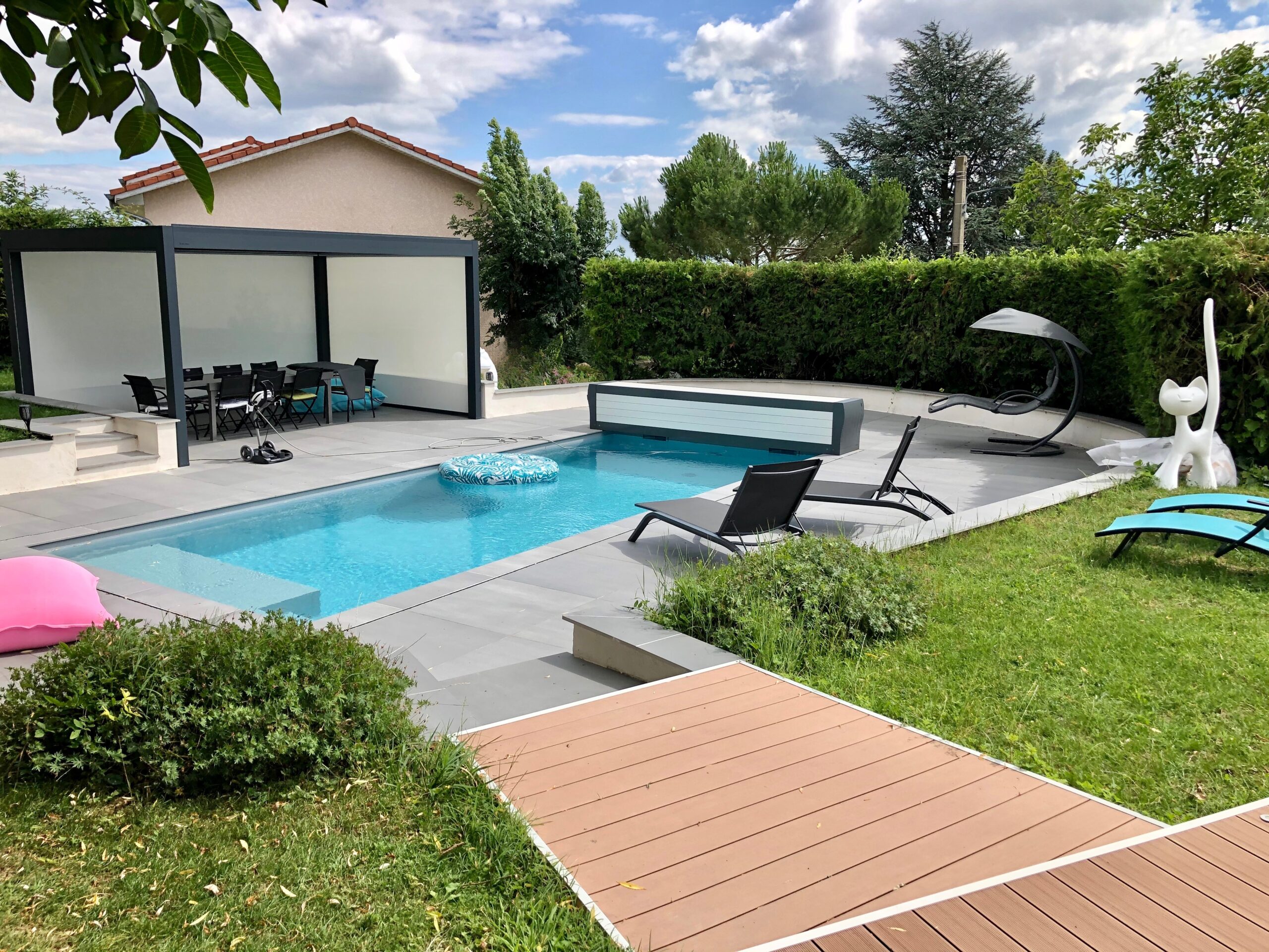 Piscine sur-mesure avec aménagement paysager