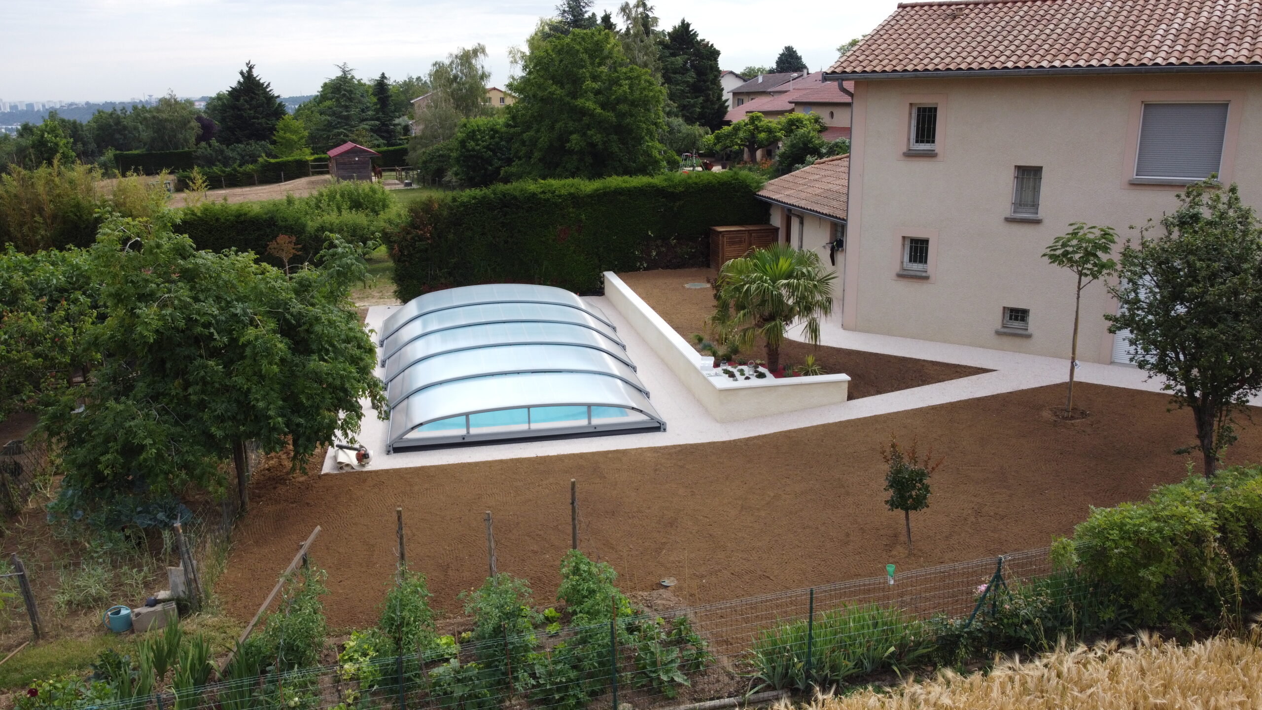 Abri de piscine télescopique installé sur une piscine extérieure