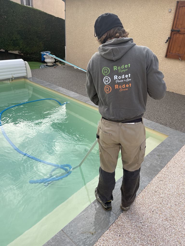Nettoyage et traitement de l’eau d’une piscine pour un entretien optimal
