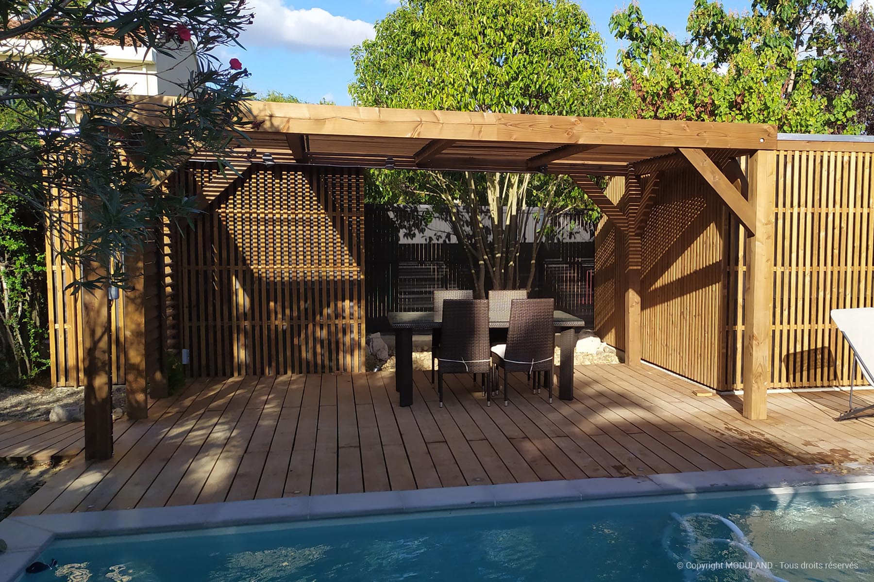 Pergola adossée pour un espace ombragé en toute saison