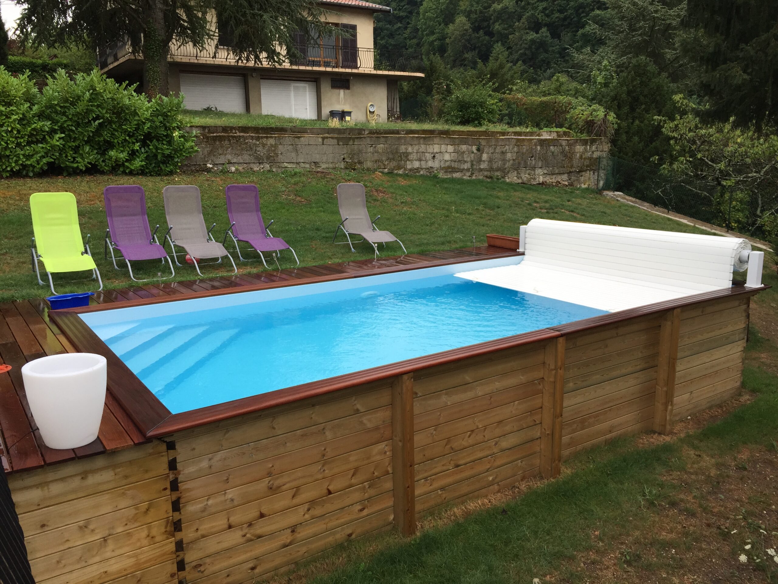 Piscine en bois semi-enterrée avec terrasse coulissante intégrée