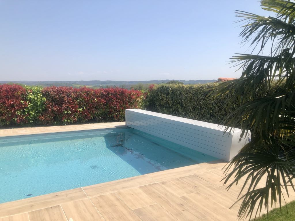 Volet roulant pour protéger une piscine, terrasses coulissantes, abris