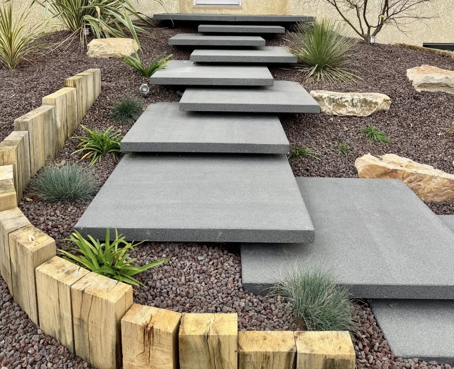 Amenagement exterieur à Villette-de-Vienne - Escalier réalisé par Rodet Paysages